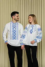 Класична вишиванка молочного кольору з синім орнаментом хрестиком на натуральній тканині, фото 4