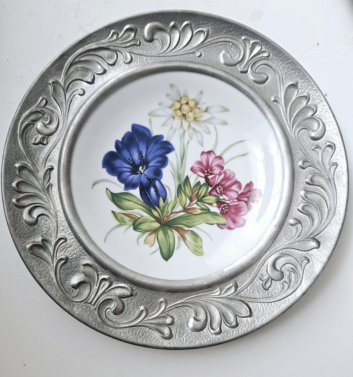 Керамічна тарілка в олов'яній рамі, фото 1