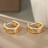 Сережки кільця жіночі з грецьким орнаментом золотисті, фото 2