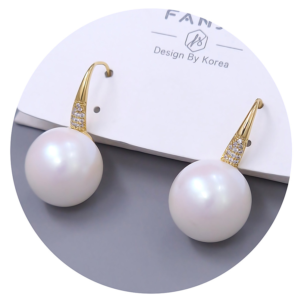 Сережки-гвоздики FJ. Позолота лимонного відтінку. Камені: білий циркон та перли. Довжина: 30 мм. Ширина: 15 мм.