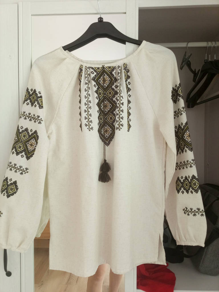 Жіноча вишиванка з круглим вирізом з сірого полотна розмір М - фото покупців 1