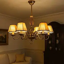 💡 Розкішна латунна люстра з абажурами — елегантна класика з характером