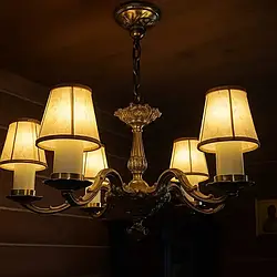 Антикварна люстра з латуні в стилі бароко — 5 ріжків, абажури, розкіш з історією