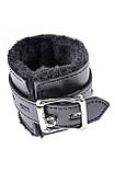 Наручники широкі з хутряною обробкою із високоякісного вінілу чорного кольору Pipedream Fetish Fantasy Series Кайф, фото 5