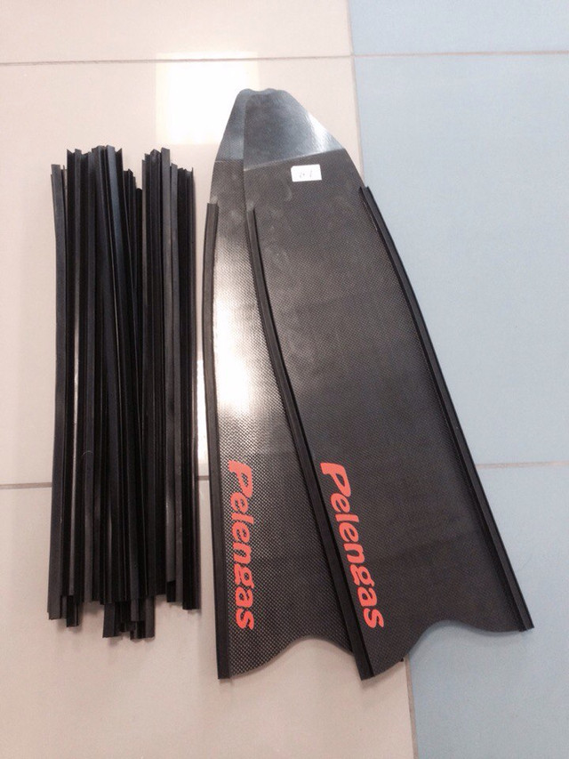 Лопаті для ластів PELENGAS сендвіч-карбонові, різної жорсткість купити в Харкові Лопаті для ластів PELENGAS сендвіч-карбонові, різної жорсткість купити в Харкові