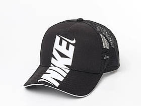 Стильна бейсболка з білим написом і широким козирком