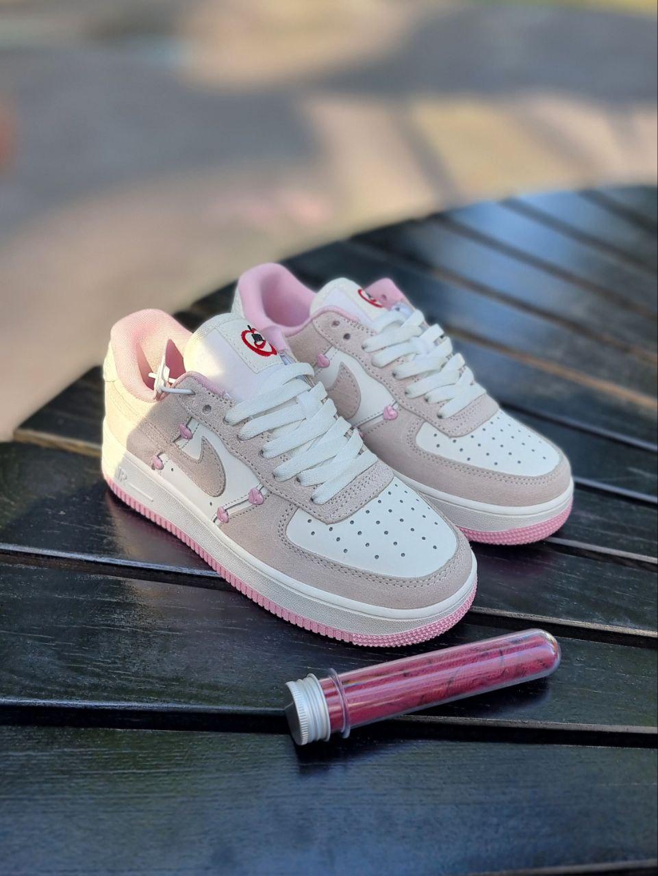 Рожеві жіночі шкіряні кросівки Nike Air Force 1 Low ʼValentine’s Day Демісезонні кросівки Найк Аір Форс 1, фото 1