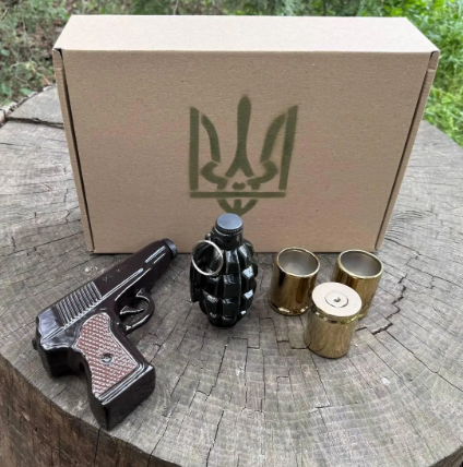 Подарунковий набір пляшка "Армійський" пістолет зі стопками із кераміки для спиртного в коробці., фото 1