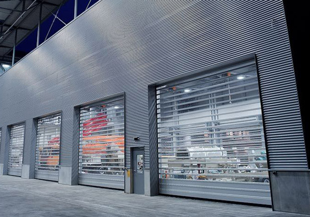 Промислові ворота з прозорим полотном або вставками для огляду та денного світла