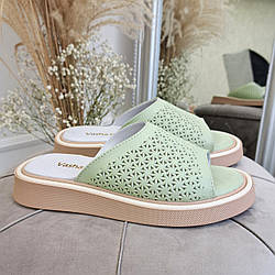 Шльопанці жіночі шкіряні на танкетці, колір оливка