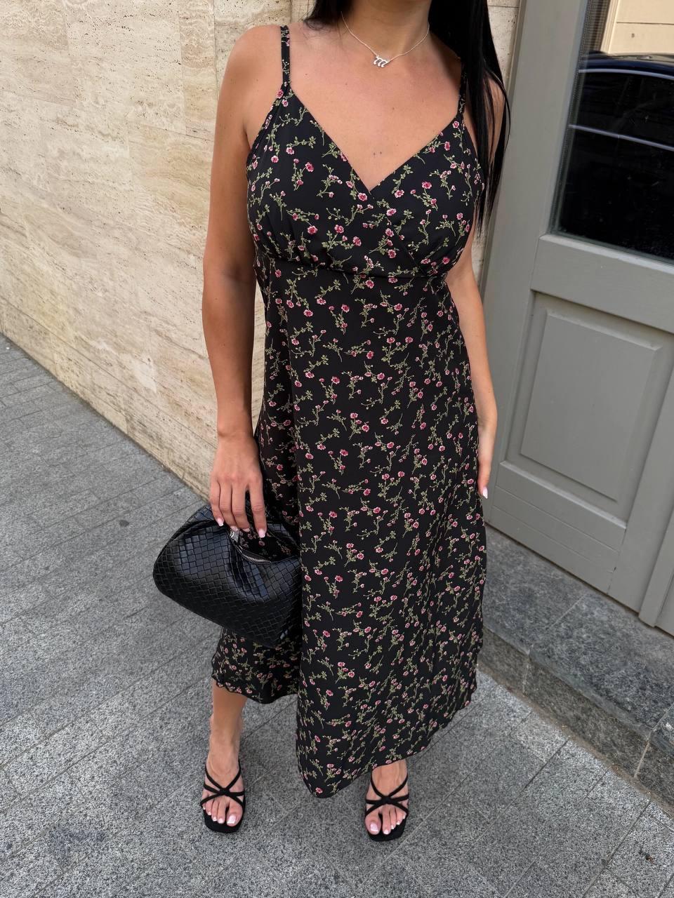 Жіночий літній чорний сарафан на тонких бретелях у дрібний квітковий принт довжини міді з софту, фото 1