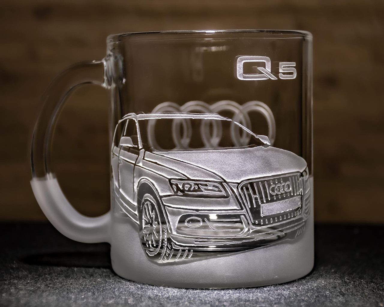 Чашка для чаю та кави з гравіюванням автомобіля та логотипу Audi Q5 Ауді, фото 1