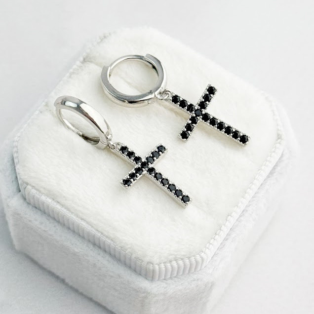 Срібні сережки з підвісками-крестами з чорними фіанітами «Міра», фото 1