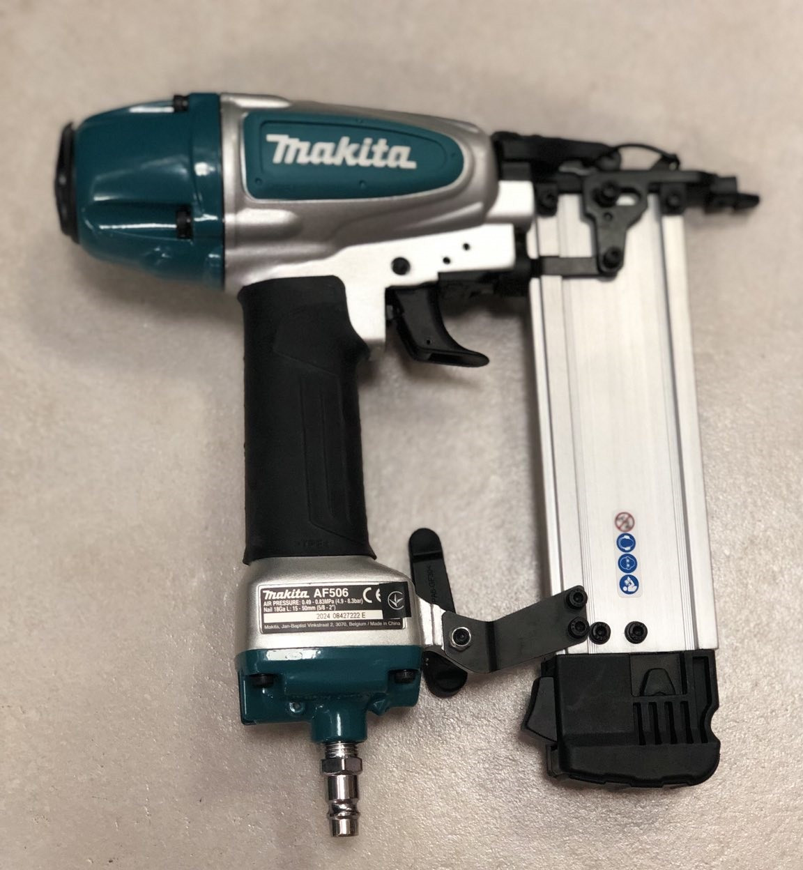 Пневматичний цвяхозабивач Makita AF506