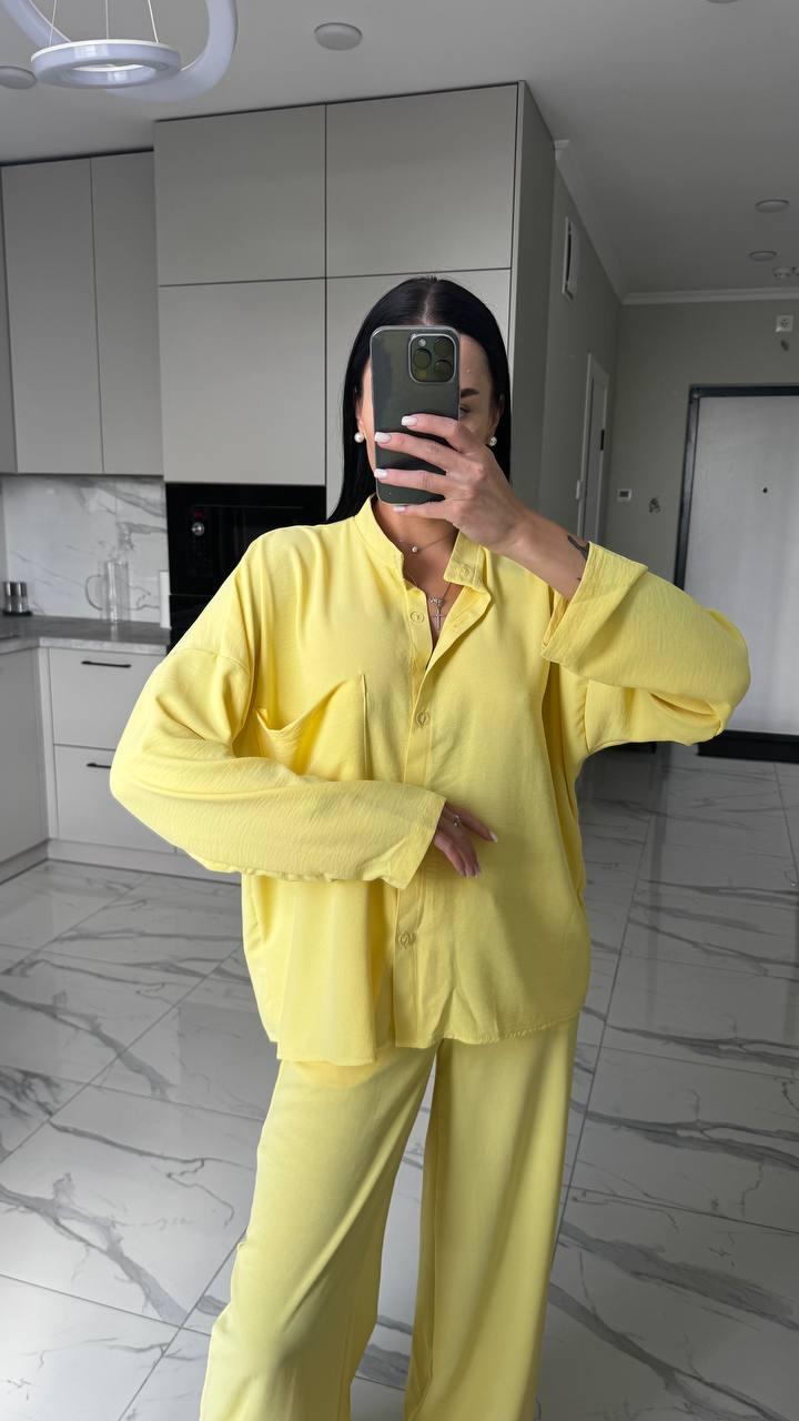 Жовтий жіночий трендовий літній костюм-двійка з креп жатки: сорочка на ґудзиках та широкі штани-кльош, фото 1