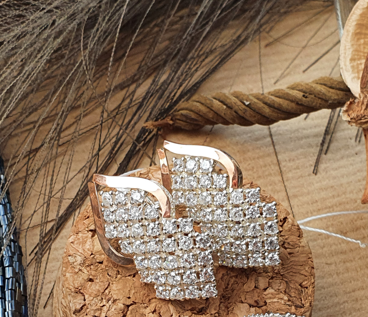 Срібні сережки з білими каменями та золотими вставками «Армані», фото 1