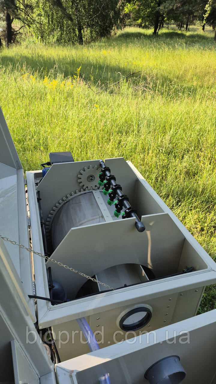 Барабанний фільтр для очищення води в ставку.