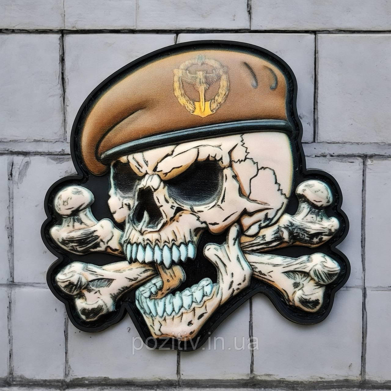 Патч шеврон Череп із кістками в береті Військова розвідка на липучці пвх, фото 1