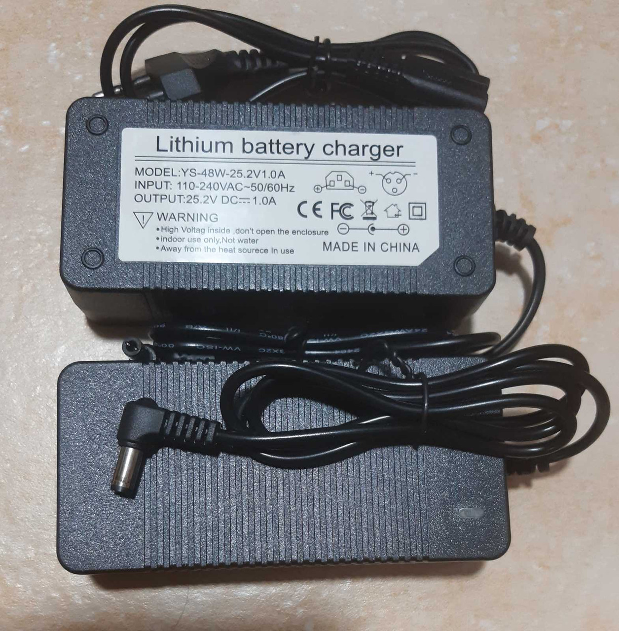 Зарядний пристрій 25,2V 1A для Li-lon акумуляторів 5,5 mm