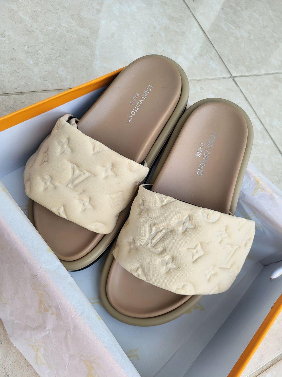 Бежеві шльопанці жіночі Louis Vuitton Pillow Sunset Flat Sandal. Світлі літні шльопки жіночі Луі Віттон., фото 1