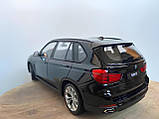 Масштабна модель автомобіля BMW X5 1:24 чорна колекційна модель з деталізацією салону та рухомими колесами, фото 10