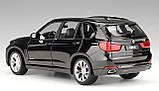 Масштабна модель автомобіля BMW X5 1:24 чорна колекційна модель з деталізацією салону та рухомими колесами, фото 4