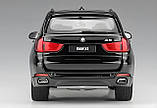Масштабна модель автомобіля BMW X5 1:24 чорна колекційна модель з деталізацією салону та рухомими колесами, фото 5
