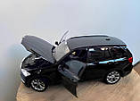 Масштабна модель автомобіля BMW X5 1:24 чорна колекційна модель з деталізацією салону та рухомими колесами, фото 9