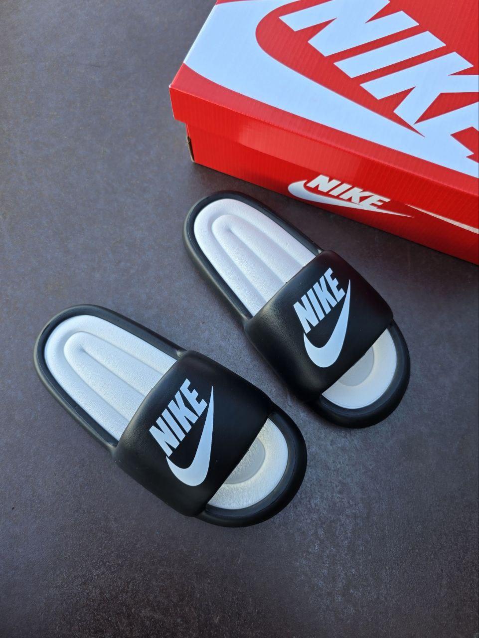 Чорно-білі шльопанці жіночі Nike Air Foam Slide Black White. Класні літні шльопки жіночі Найк., фото 1