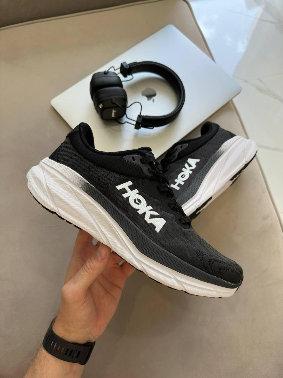 Повсякденне чоловіче взуття Hoka One One Challenger Atr 7 Black White. Чорно-білі кросси чоловічі Хока.