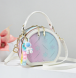 Дитяча сумочка для дівчинки кругла з брелоком, Кругла дитяча сумочка різнокольорова, фото 4