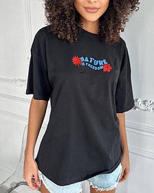 Чорна жіноча футболка з малюнком