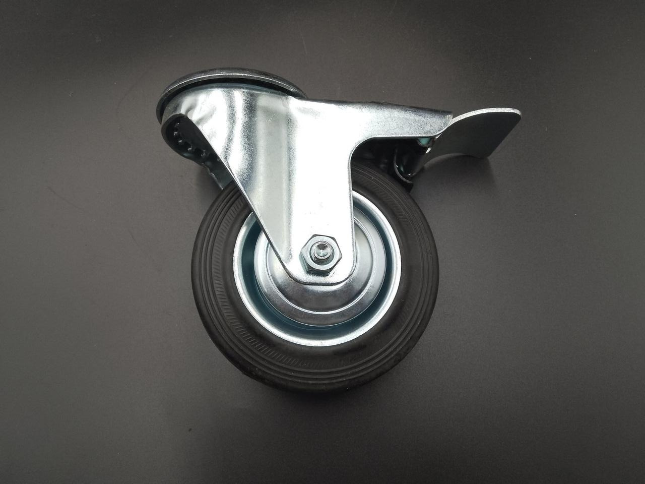 Колесо 100 мм, поворотне, під болт, 70 кг