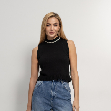 Ошатна жіноча жилетка зі стразами на горловині чорна в'язана кофточка без рукавів на літо, фото 1
