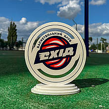 Кубки з логотипом баскетбольного клубу. Кубки з логотипом спортивного клубу. Баскетбольний логотип.