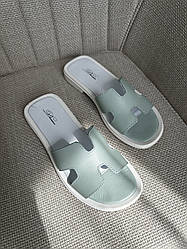 Світло-зелені шкіряні шльопанці кольору морської хвилі на білій підошві