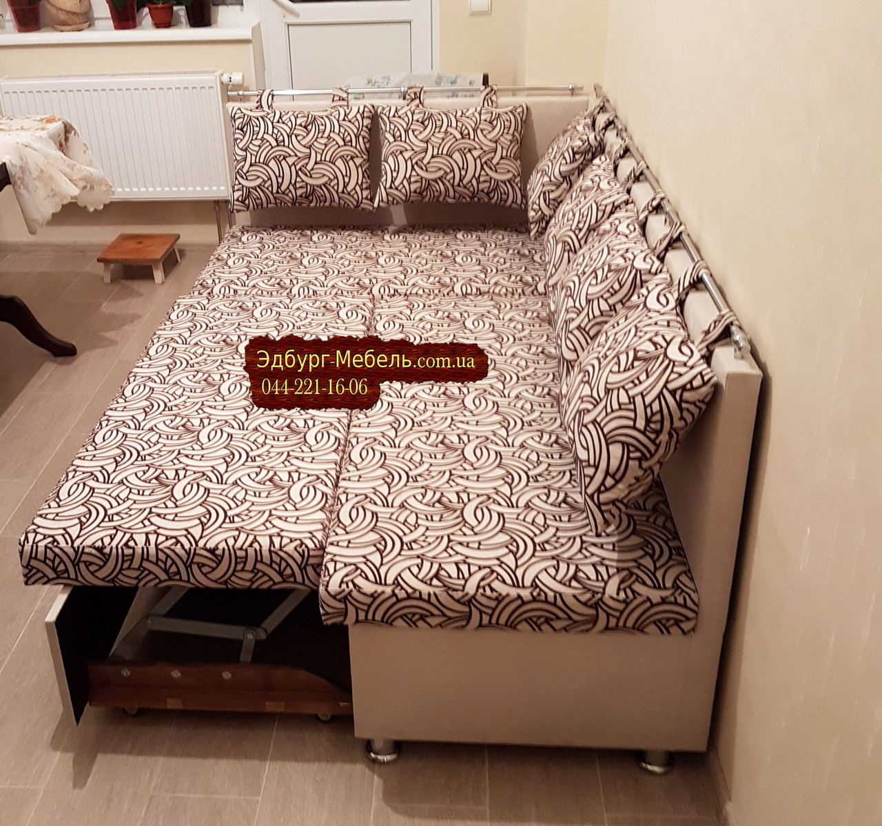Кухонний куточок зі спальним місцем і великим ящиком