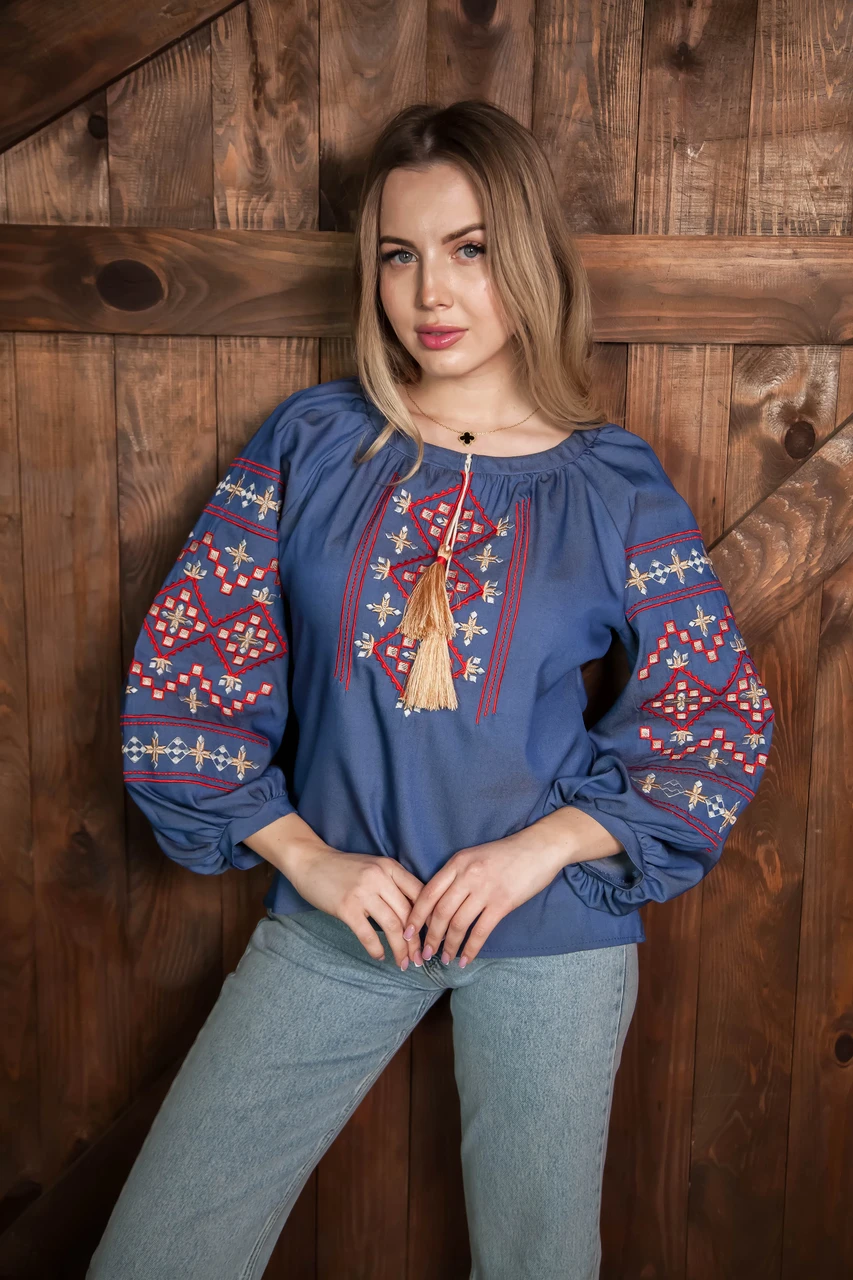 Стильна синя вишиванка жіноча з вишивкою гладдю на рукавах у червоно-бежевих відтінках з натуральної тканини