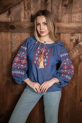 Стильна синя вишиванка жіноча з вишивкою гладдю на рукавах у червоно-бежевих відтінках з натуральної тканини, фото 1