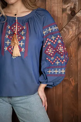 Стильна синя вишиванка жіноча з вишивкою гладдю на рукавах у червоно-бежевих відтінках з натуральної тканини, фото 2