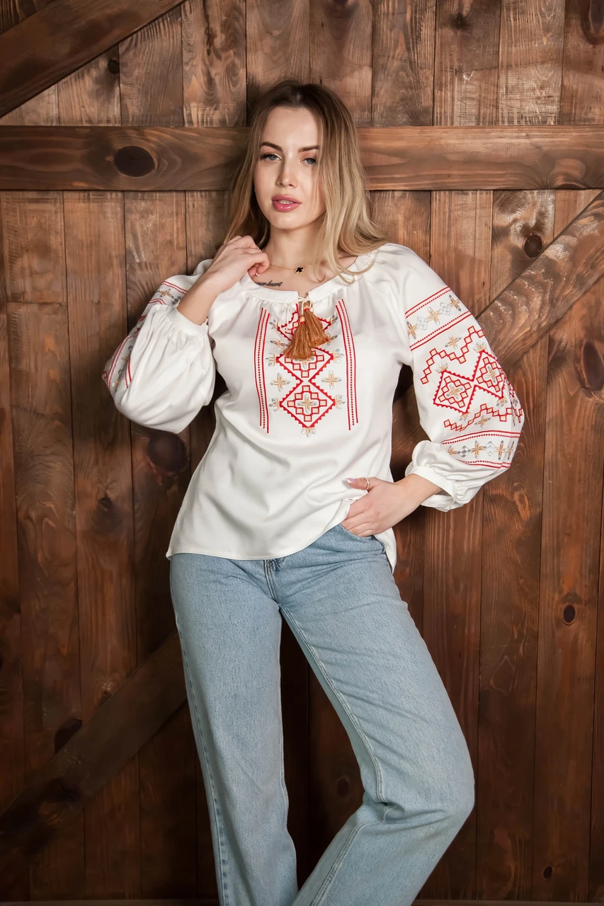 Молочна жіноча вишиванка з червоною гладдю у геометричному стилі на рукавах і грудях з бавовни та поліестеру