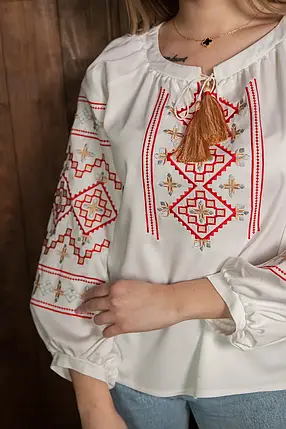 Молочна жіноча вишиванка з червоною гладдю у геометричному стилі на рукавах і грудях з бавовни та поліестеру, фото 2