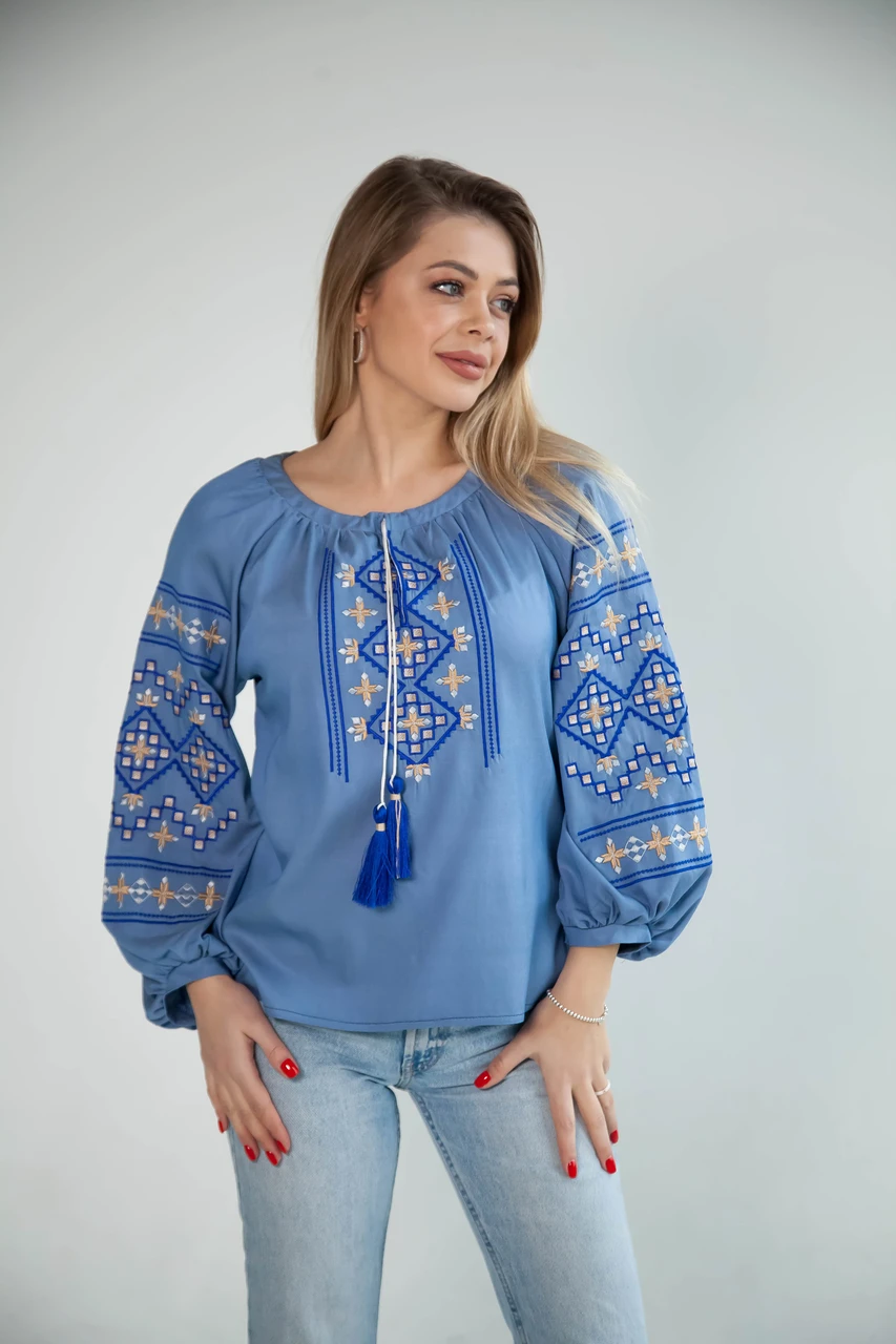 ΠΡΠ½ΠΎΡΠ° Π²ΠΈΡΠΈΠ²Π°Π½ΠΊΠ° Π½Π΅Π±Π΅ΡΠ½ΠΎ-Π±Π»Π°ΠΊΠΈΡΠ½ΠΎΠ³ΠΎ ΠΊΠΎΠ»ΡΠΎΡΡ Π· Π³Π΅ΠΎΠΌΠ΅ΡΡΠΈΡΠ½ΠΈΠΌ ΠΎΡΠ½Π°ΠΌΠ΅Π½ΡΠΎΠΌ Ρ ΡΠΈΠ½ΡΠΌΠΈ ΠΊΠΈΡΠΈΡΡΠΌΠΈ