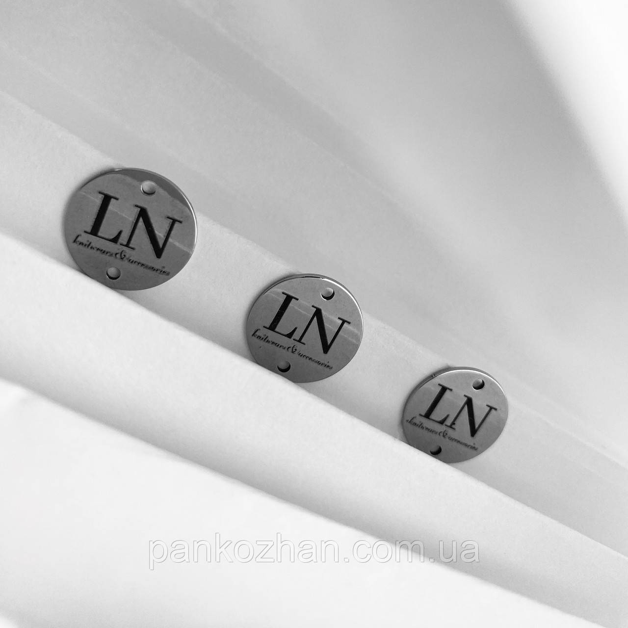 Металева бірка пришивна коло 1.5 см з двома отворами срібло, фото 1