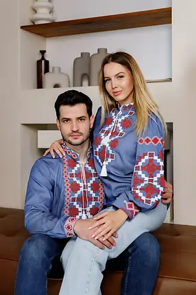 Жіноча вишиванка джинсового кольору з геометричною червоно-білою вишивкою хрестиком на рукавах і грудях, фото 4