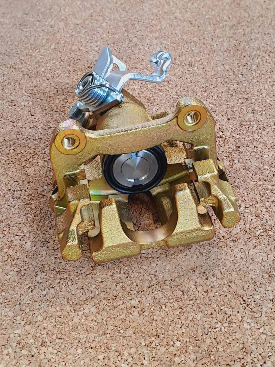 Суппорт гальмівний задній правий в зборі Brilliance М1 M2 Бриллианс М1 М2 Брілліанс Суппорт тормозной задней правой в сборе, фото 1