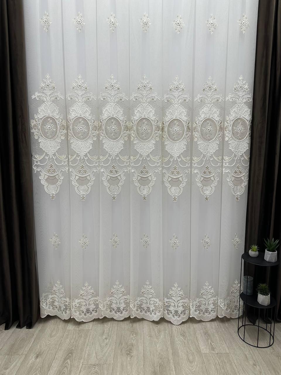 Тюль на фатиновій основі з вишивкою, оксамитовими вставками та камінням. Колір: молочний з золотом, фото 1