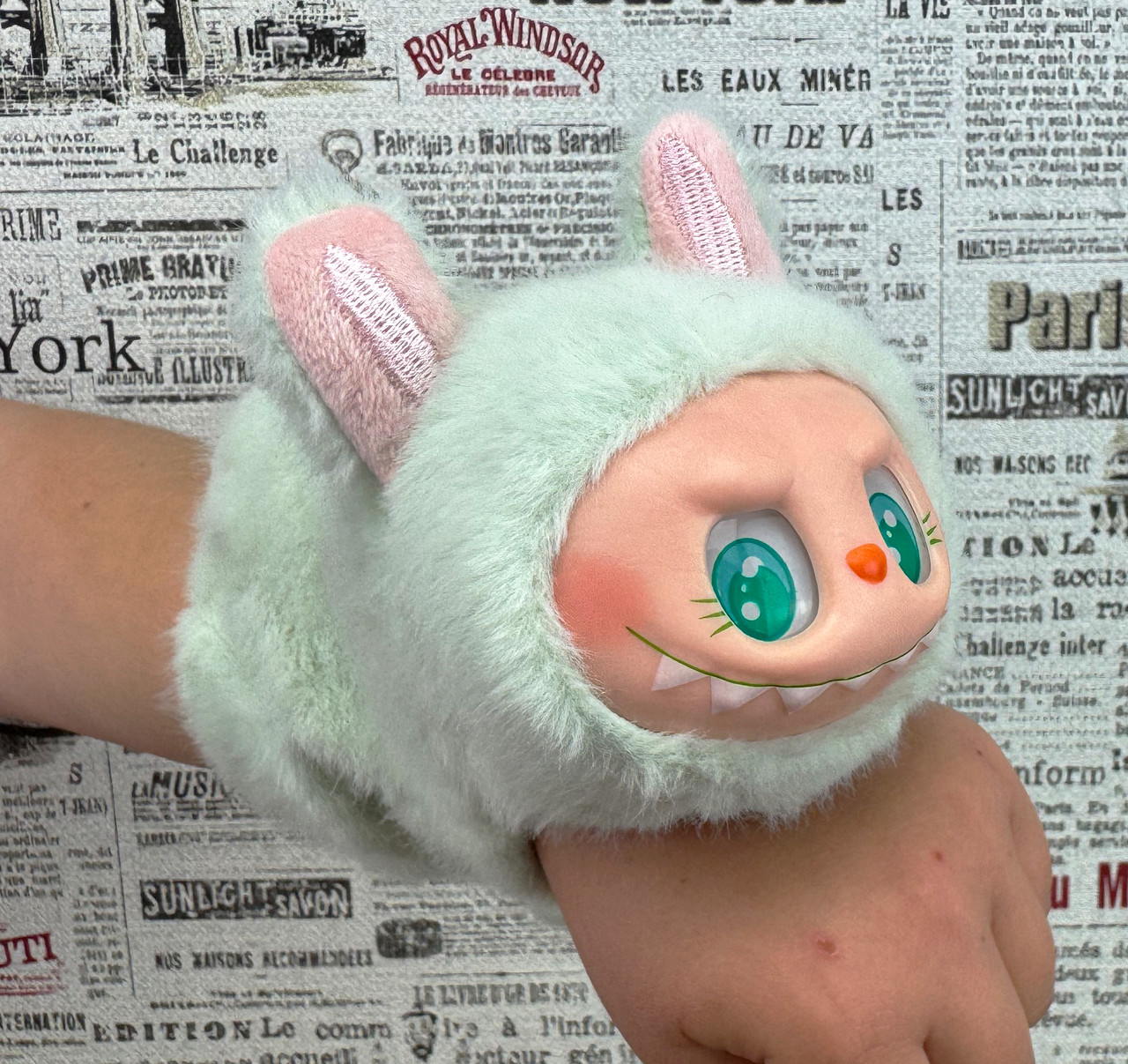 М'яка Іграшка-браслет Бірюзова на руку Лабубу POP MART The Monsters LABUBU Have A Seat, фото 1