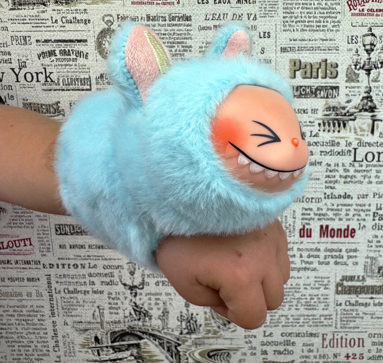 М'яка Іграшка-браслет Блакитна на руку Лабубу POP MART The Monsters LABUBU Have A Seat, фото 1