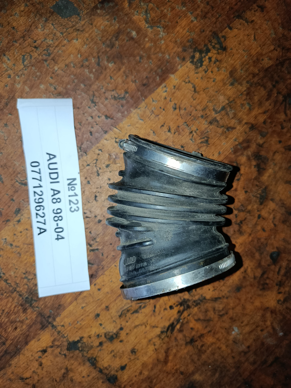 №123 Патрубок інтеркулера 077129627A для Audi A8 98-04, фото 1